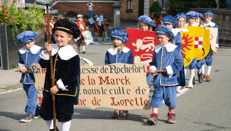 Les pages en tête du cortège.