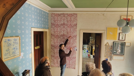 Open atelier: De kunst en geschiedenis van hand gedrukt behang.