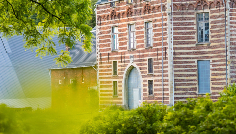 En route naar een gerestaureerd Kasteel van Heers