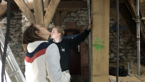 Beklim het dak van de Sint-Pieterskerk en inspecteer zelf de ambachtswerken.