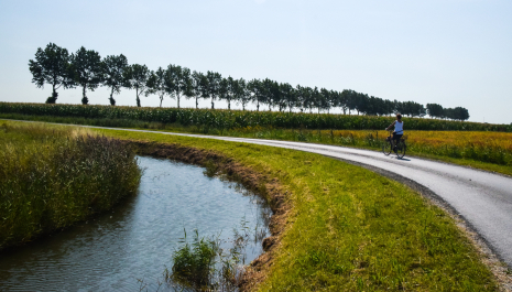 Fietsen langs waterwegen