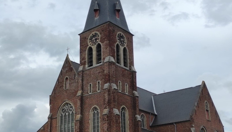 Sint-Andreaskerk Strijpen, en route op de N454