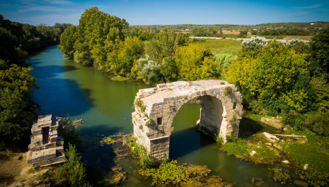 Le pont romain d'Ambrussum traversant le Vidourle
