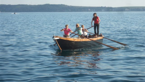 VESLANJE PO BENEŠKO PIRAN, PREDSTAVITEV SKUPINE VESLAČIC AMALIE PETRONIO IN DUŠKE ŽITKO /VOGA VENETA PIRANO, AMALIA PETRONIO E DUŠKA ŽITKO PRESENTERANNO IL GRUPPO DI VOGATRICI