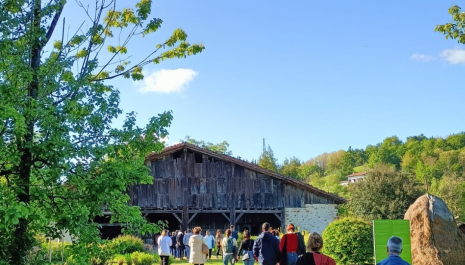 VISITORS ON THE WAY TO THE IGARTUBEITI FARMHOUSE MUSEUM
