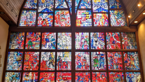 Bezoek het glasraam in de Raadzaal
