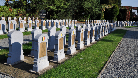 "Tussen de graven, rij aan rij..."