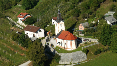 Vodeni ogled cerkve sv. Tomaža v Gorenji Straži