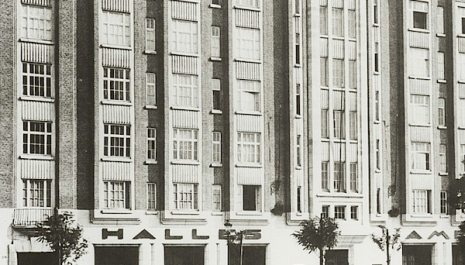 "Wearing a banana grin." A fruity discovery of the Maritim district