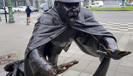 Spectacle and commerce: Art Deco in its grandness