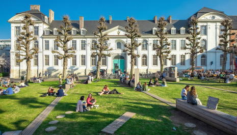 Ga met een gids op stap doorheen vijf eeuwen Pauscollege