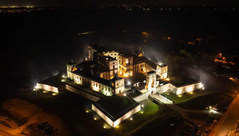 Zwiedzanie Zamku Krzyżtopór w Ujeździe z przewodnikiem w cenie biletu wstępu Organizator