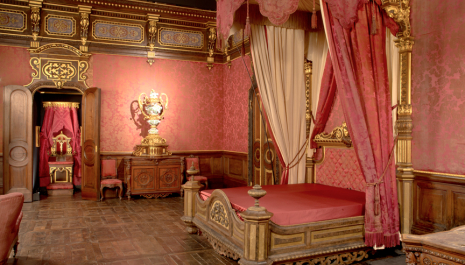 L’arte di costruire con le tazze: installazioni di Matilde Domestico per Reali colazioni e candidi grovigli e visite a tema Invito a cena con il re Vittorio Emanuele II