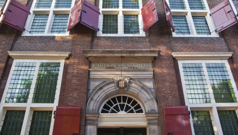 Het Catharina Gasthuis (Museum Gouda) ingang Oosthav...