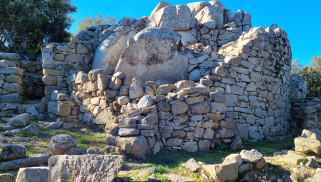 Seleni - L' unicità della architettura nuragica che si integra al territorio