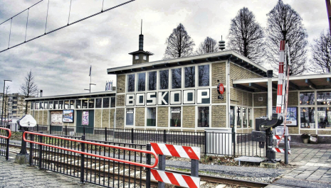 Perron 3, vm Stationsgebouw met goederenloods