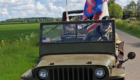 Een ritje met een oud legervoertuig