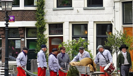 Zakkendragers in actie – performance op het water