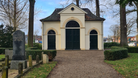 Baarhuisje en oude begraafplaats