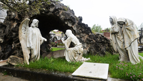 Un cementerio mirando al mar