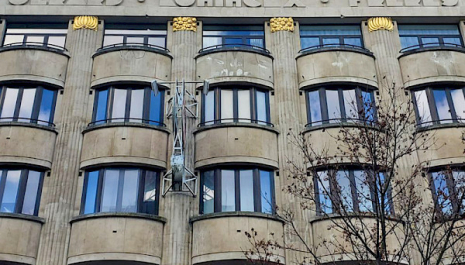 Art Deco between shops and warehouses