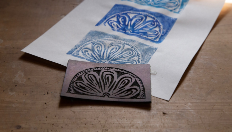 LINOLDRUCK MIT MOTIVEN AUS DER SGRAFFITOKUNST, MUSEUM UND ARCHÄOLOGISCHEM ARCHIV