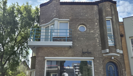 Ontdek de art deco- en pakketbootstijl in woning Kamba