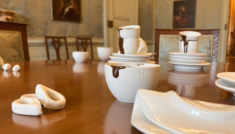 L’arte di costruire con le tazze: installazioni di Matilde Domestico per Reali colazioni e candidi grovigli