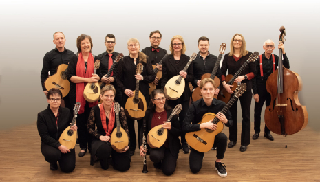 Opluistering Heilige Mis door mandoline-ensemble The...