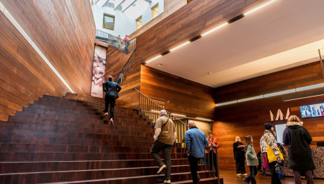 Op ontdekking door het MoMu-gebouw