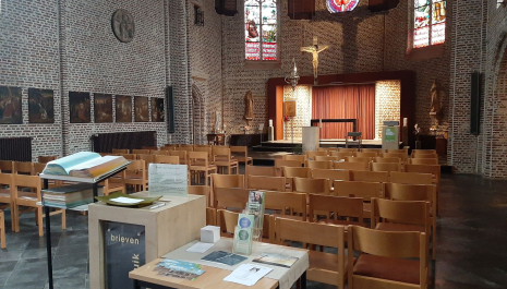 Glazen (on)deugden: poëzie gelooft in stijl