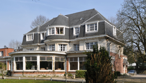 Geleid bezoek aan (de buitenkant van) een gewezen hotel-restaurant met solarium