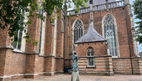 Walburgiskerk, Librije en kerktoren