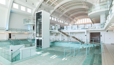 Un pique-nique dans la piscine à La Cité Miroir