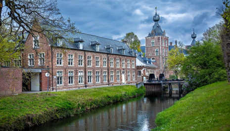 Volg een rondleiding in het Arenbergkasteel