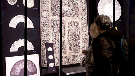 Standing guide @Fashion & Lace Museum