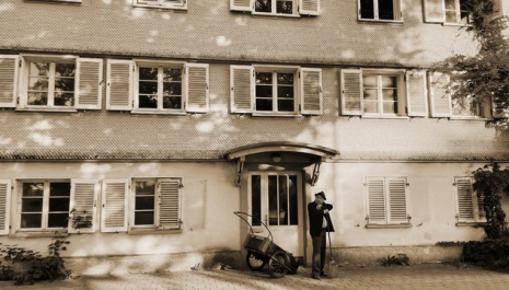 Schauspieler Marcus Harm als Straßenkehrer Fifi in Hard