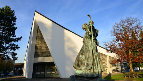 Faszination Kirche – mit allen Sinnen erinnern: Kirchenführung für Hochbetagte und Menschen mit Demenz in St. Kolumban