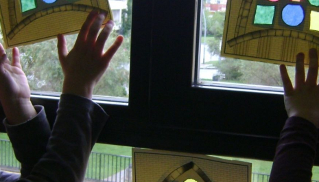 Juga amb la història: taller ¨els vitralls modernistes¨.