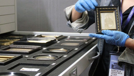 Visita a les sales de reserva i al taller de restauració