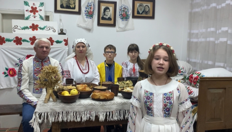 На фото представлені учасники даного відео.