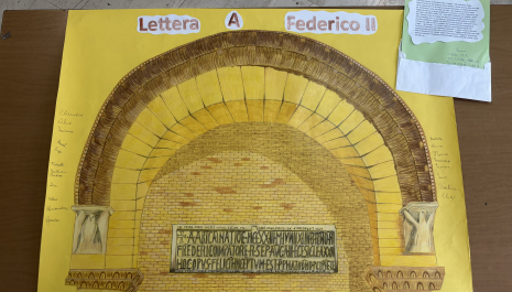Il cartellone, realizzato dai bambini, raffigura l'arco del palazzo imperiale di Federico II.