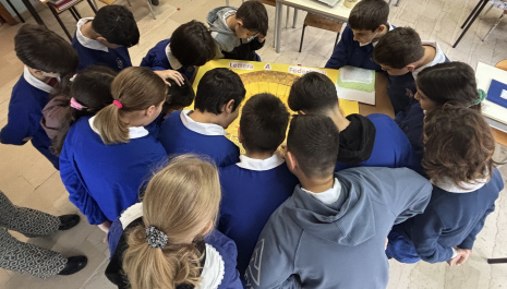 Foto di gruppo della IV A che osserva il cartellone realizzato tutti insieme.