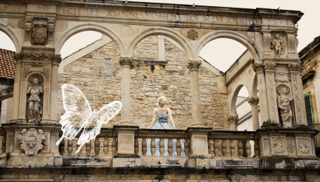 Loggia di Palazzo Sylos con figura femminile e farfalla