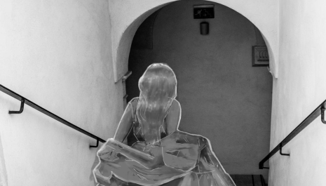 Figura femminile che scende una scala