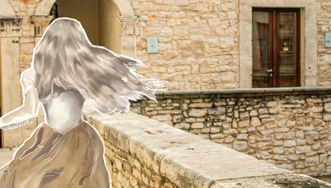 Figura femminile percorre una terrazza di Palazzo Sylos